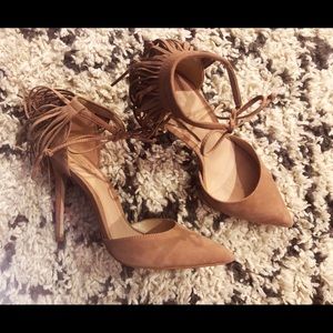 Suede tan fringe pumps